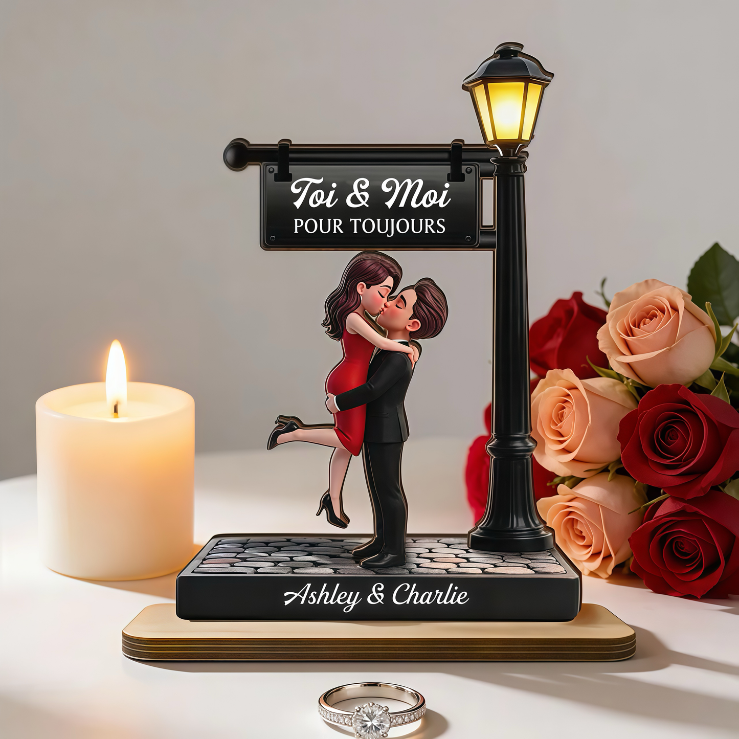 Couple sous le lampadaire – Présentoir en bois personnalisé avec figurines, texte et prénoms