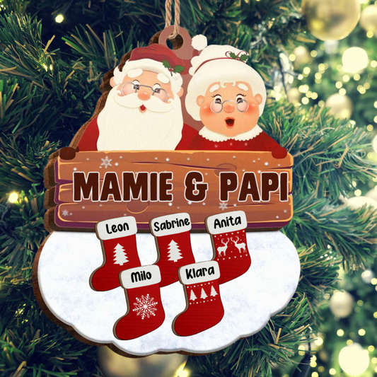 Pendentif de Noël personnalisé - Père Noël et grand-mère avec noms personnalisables sur chaussettes de Noël