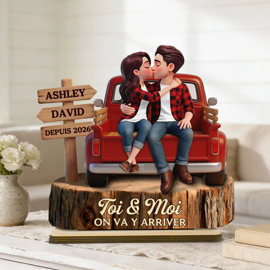 Couple assis sur un pick-up – Présentoir en bois personnalisé avec couple, prénoms, année et texte