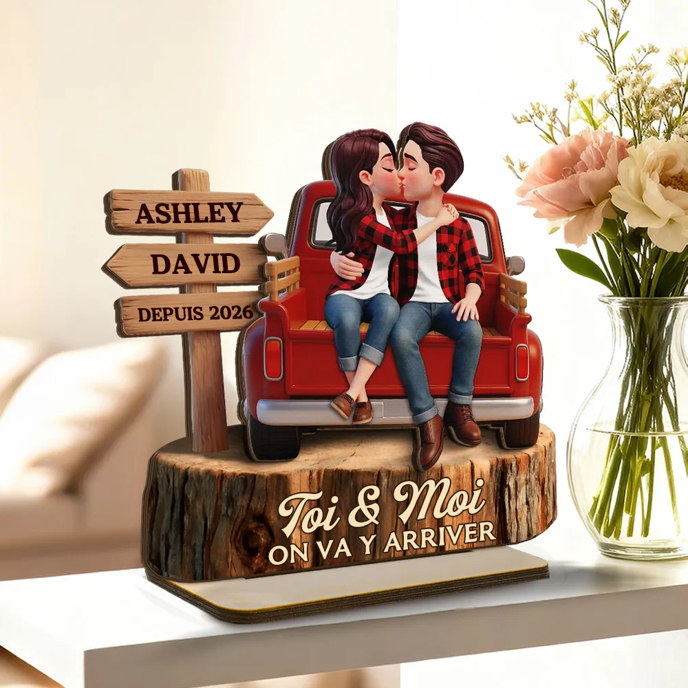 Couple assis sur un pick-up – Présentoir en bois personnalisé avec couple, prénoms, année et texte