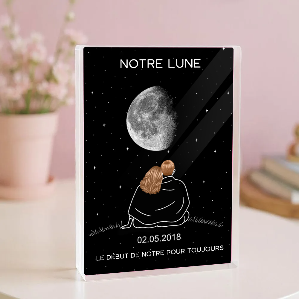 Couple sous la lune - Chevalet en acrylique personnalisé avec phase lunaire et noms, cadeau pour couple