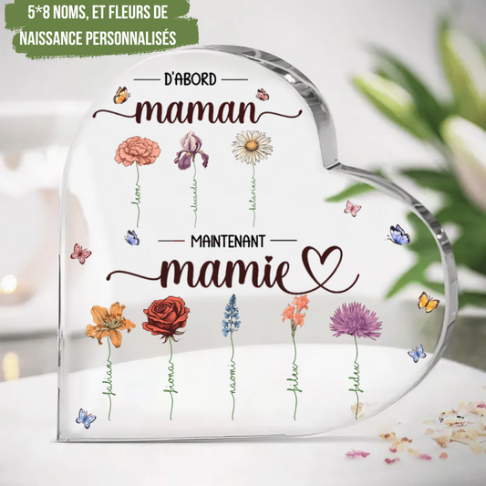 Cœur sur socle "D'abord maman, maintenant mamie" avec noms et fleurs de naissance