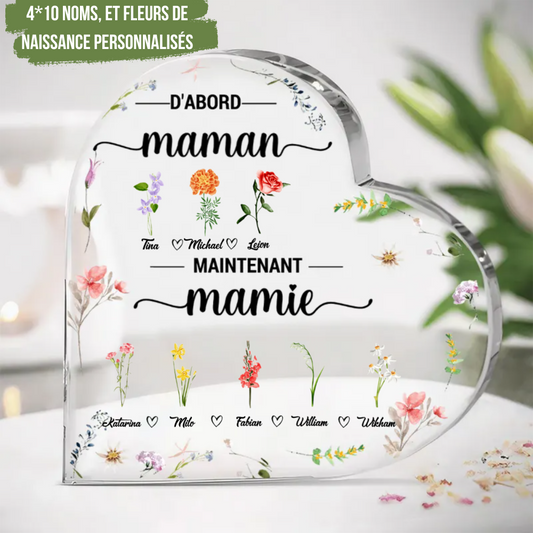 Cœur sur socle "D'abord maman, maintenant mamie" avec noms et fleurs de naissance