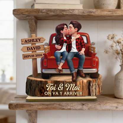 Couple assis sur un pick-up – Présentoir en bois personnalisé avec couple, prénoms, année et texte