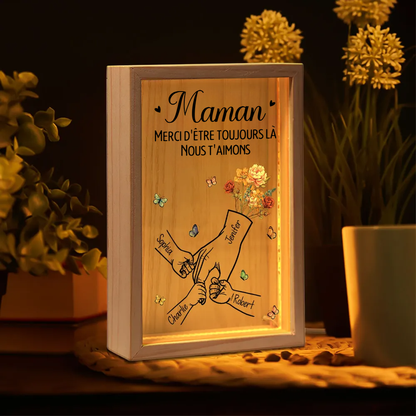 Boîte lumineuse avec cadre en bois, fleurs de naissance, mains et texte – Cadeau pour maman, papa et mamie