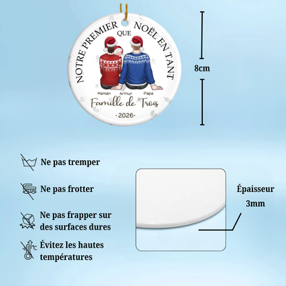 Ornement rond en céramique personnalisé – « Notre premier Noël à trois »