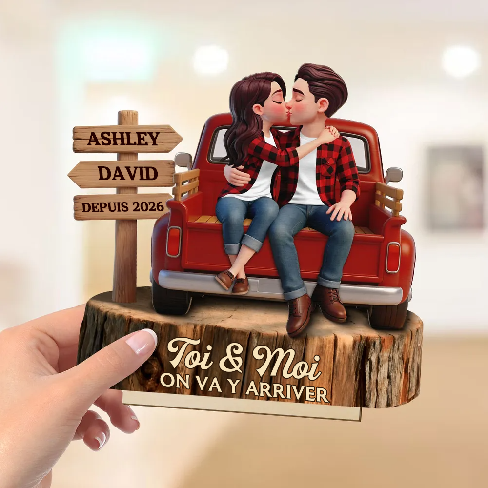 Couple assis sur un pick-up – Présentoir en bois personnalisé avec couple, prénoms, année et texte