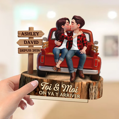 Couple assis sur un pick-up – Présentoir en bois personnalisé avec couple, prénoms, année et texte