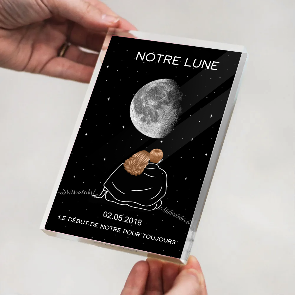 Couple sous la lune - Chevalet en acrylique personnalisé avec phase lunaire et noms, cadeau pour couple