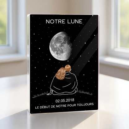 Couple sous la lune - Chevalet en acrylique personnalisé avec phase lunaire et noms, cadeau pour couple