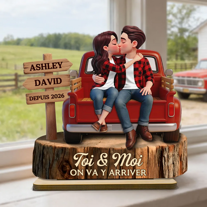 Couple assis sur un pick-up – Présentoir en bois personnalisé avec couple, prénoms, année et texte