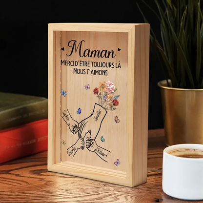 Boîte lumineuse avec cadre en bois, fleurs de naissance, mains et texte – Cadeau pour maman, papa et mamie