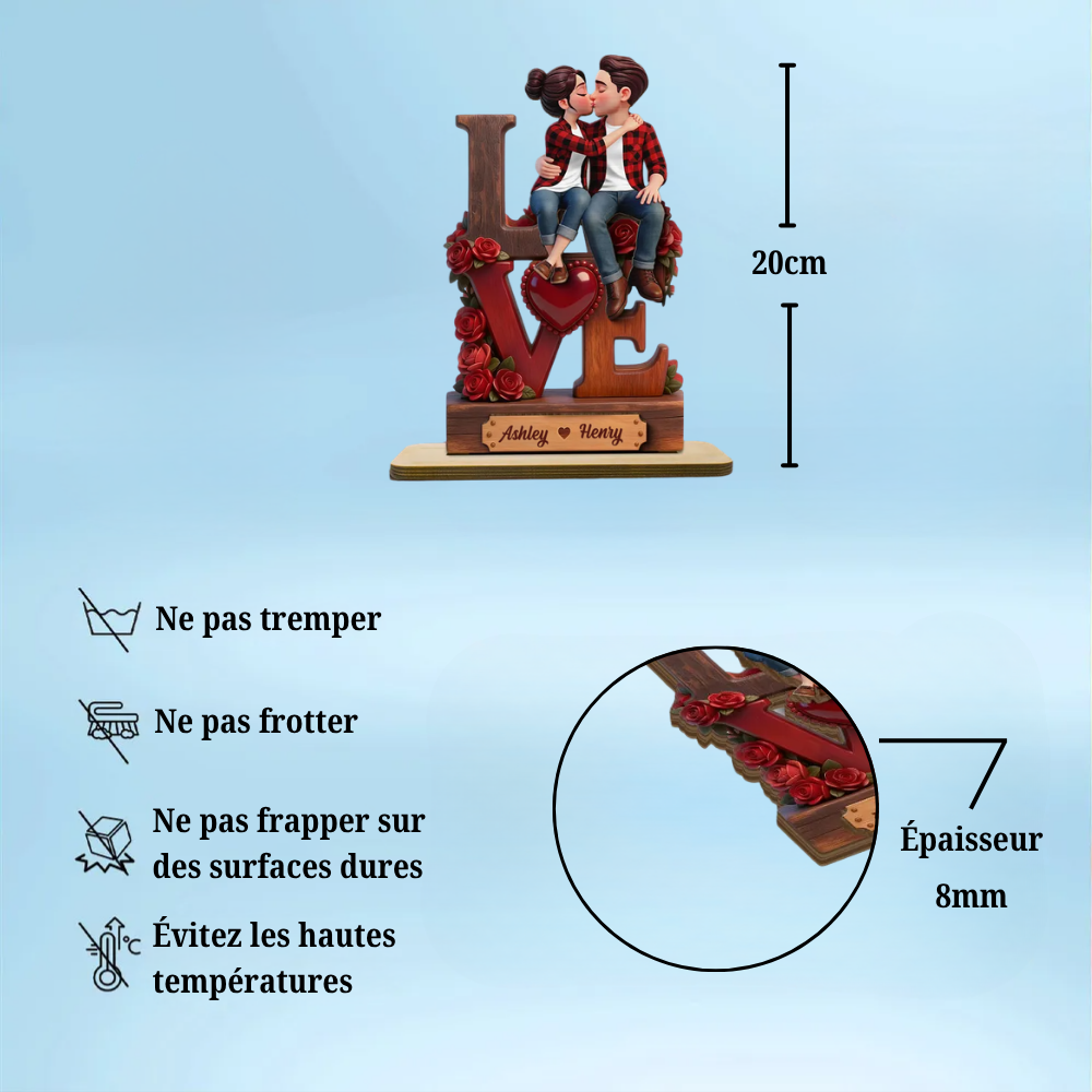 Couple s’embrassant – Présentoir en bois personnalisé avec figurines et prénoms