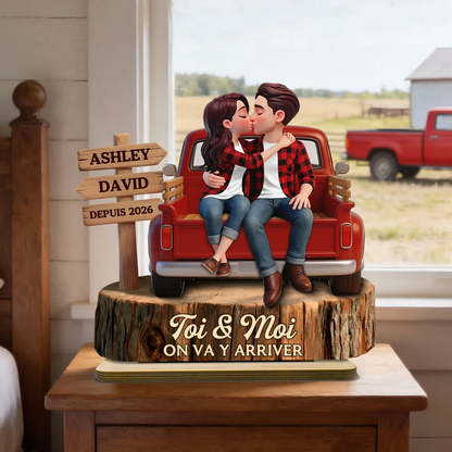 Couple assis sur un pick-up – Présentoir en bois personnalisé avec couple, prénoms, année et texte