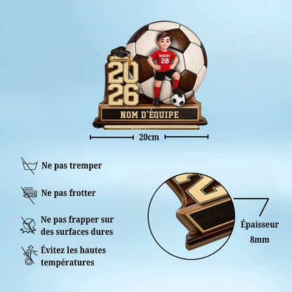 Enfant footballeur 2026 – Présentoir en bois personnalisé avec figurine et texte – Cadeau de fin d’études pour fille et garçon