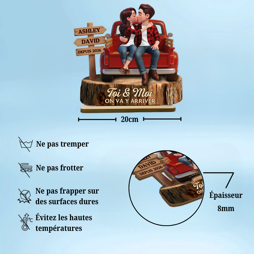 Couple assis sur un pick-up – Présentoir en bois personnalisé avec couple, prénoms, année et texte