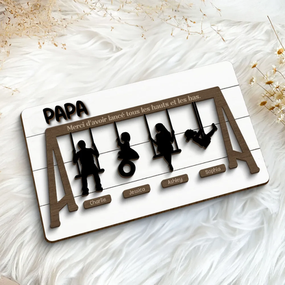 La famille sur la balançoire - Plaque en bois personnalisée pour père et mère